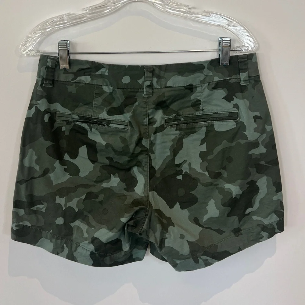 Old Navy Everyday Green Camouflage Mid-Rise Shorts. Women’s 4 - Picture 7 of 11